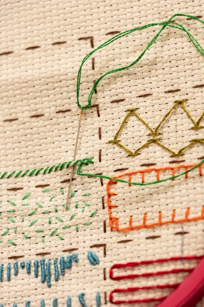 haft na lnianej tkaninie